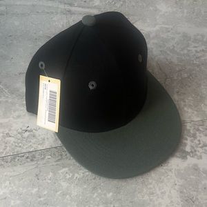 ChoKoLids Black & Gray Snap Back Flat Brim Baseball Hat X One Size
